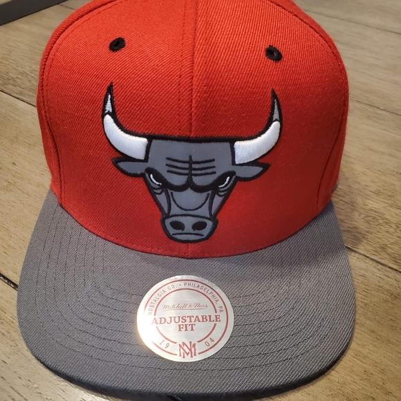 Mitchell & Ness Other - Mitchell and Ness Bulls Snapback